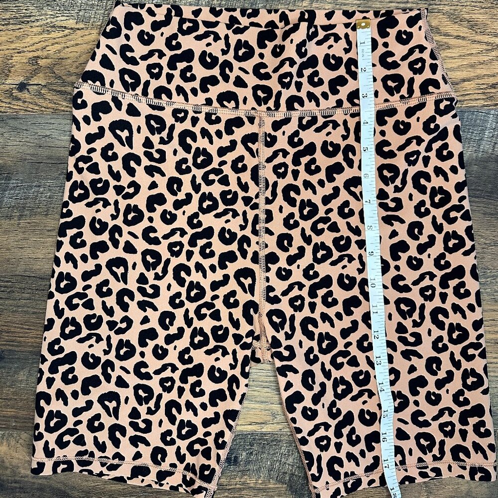 White Fox Boutique Active High Waisted Tan Leopard Print Biker Shorts Size M - Picture 8 of 8